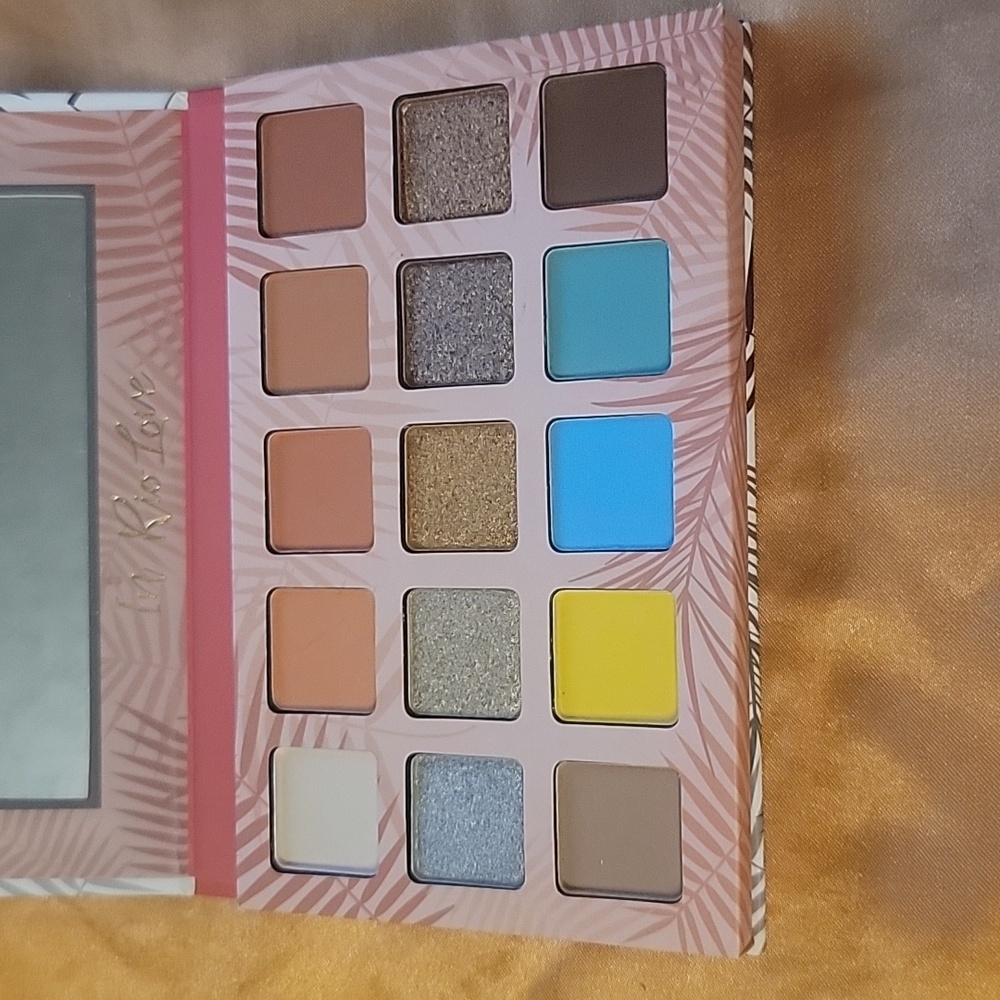 NEW TrendBeauty In Rio Love Eyeshadow Palette